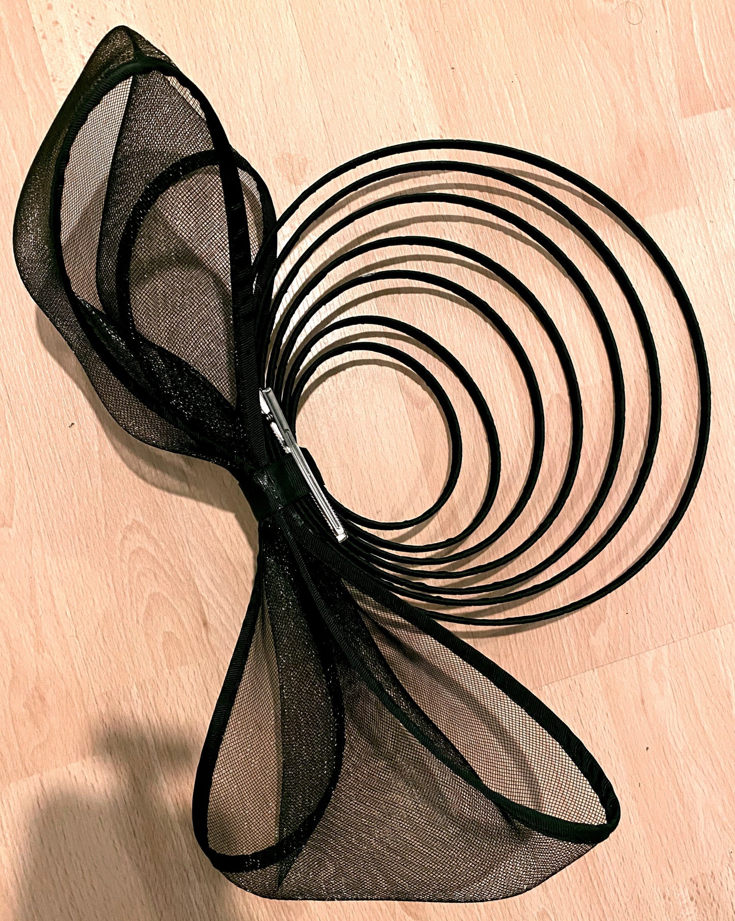 Damen Fashion und Fascinator Damen Hut mit Blume - RAIZA Collection