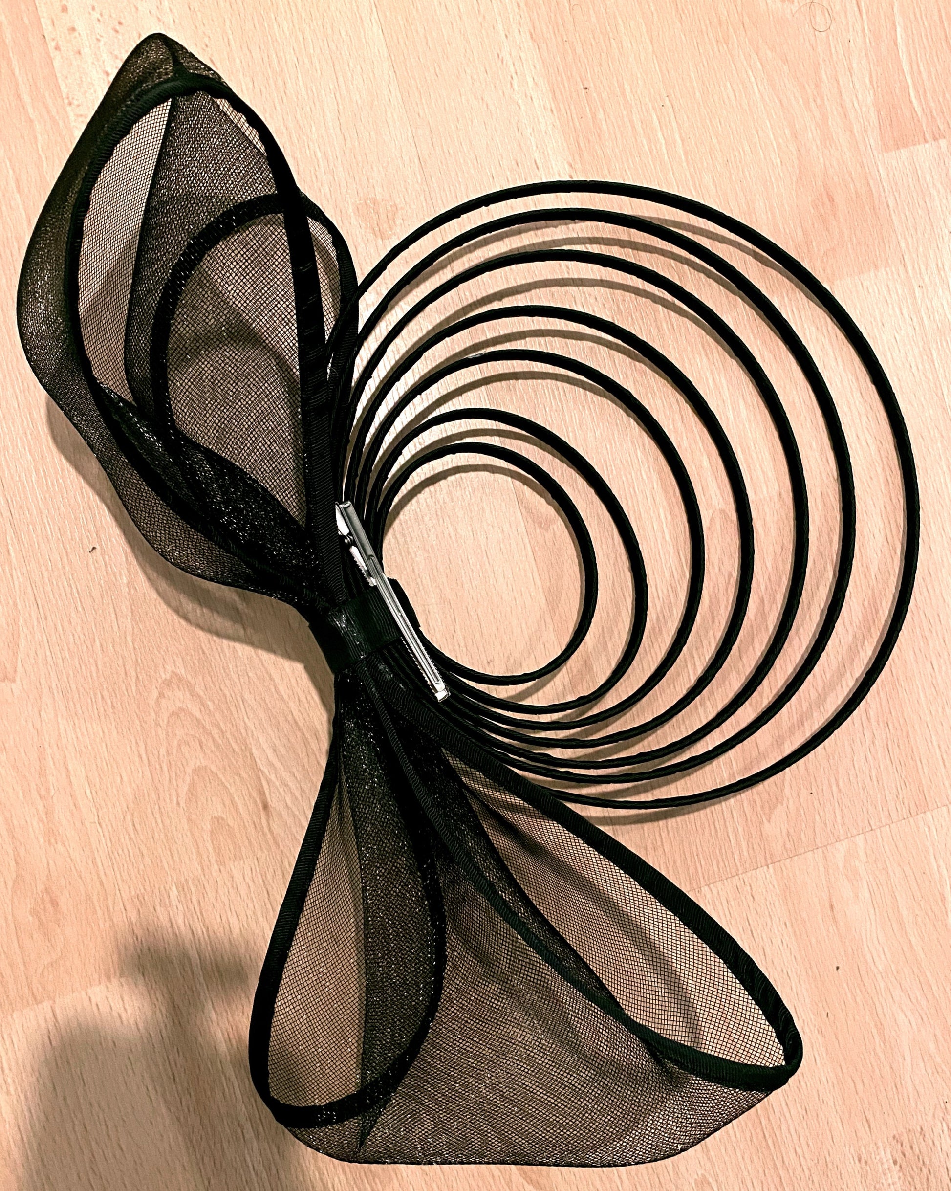 Damen Fashion und Fascinator Damen Hut mit Blume - RAIZA Collection